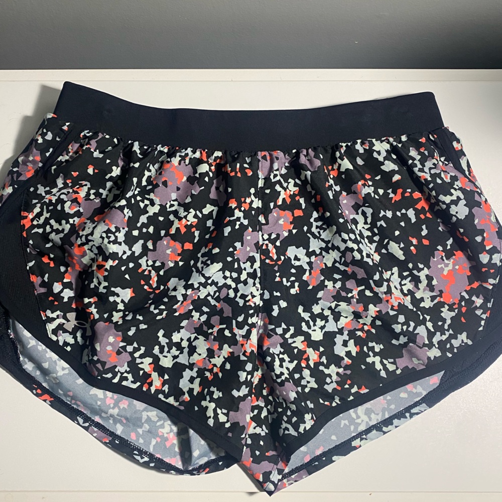 ~Under Armour Loose Heatgear Shorts Women: M